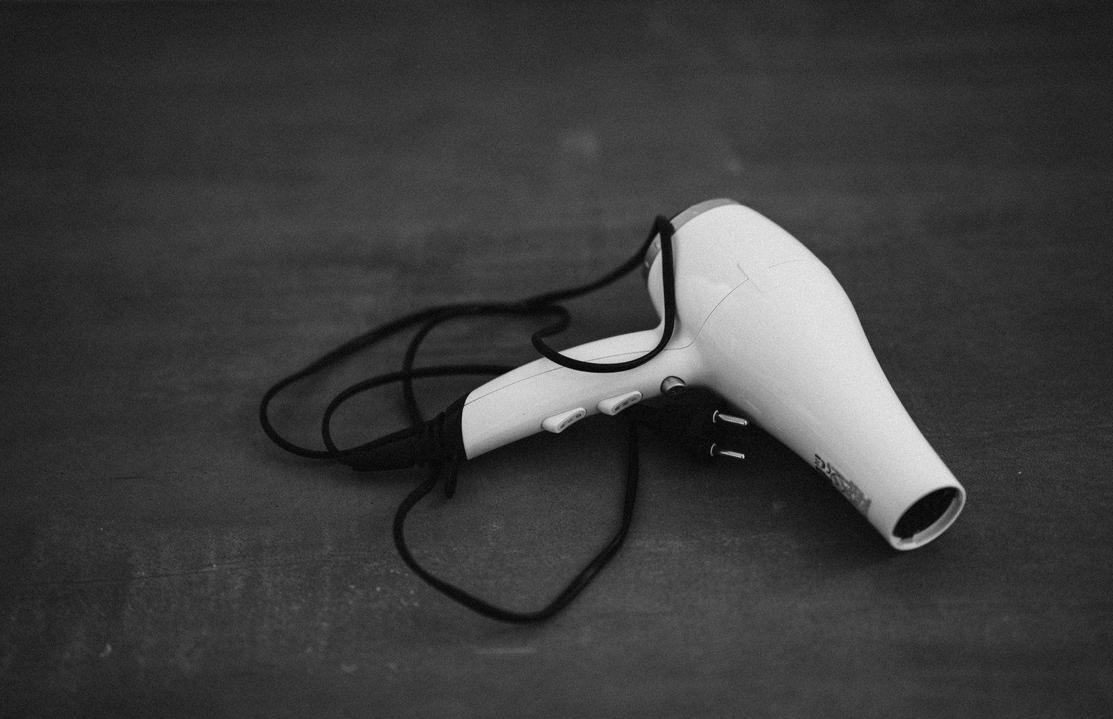 Föhn beim Erwärmen einer Oberfläche